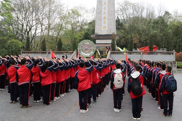 加入两个中间有孔的质量为M的小球A、B用一轻弹簧相连,套在水平光滑横杆上.两个小球下面分别连一轻弹簧.两,发现知识星球的魅力